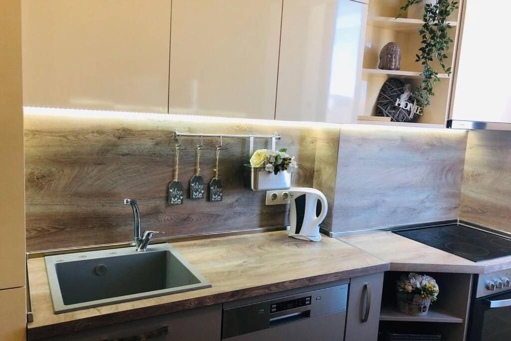 Lovely 3-Bedroom Apartment For 7 Ppl At The Centre Varna Luaran gambar